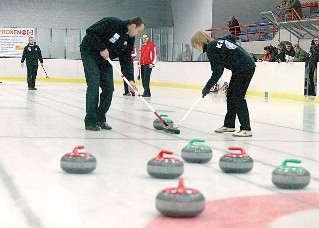 Curling na lodowisku Retkinia w Łodzi