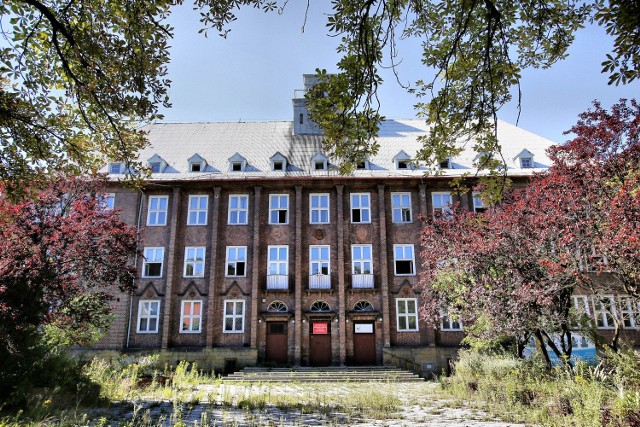 Budynek byłej szkoły na ul. Kombatantów w Wałbrzychu jest od kilku lat nieużytkowany i niszczeje