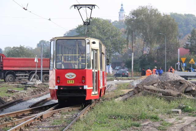 Prace w Dąbrowie Górniczej zakończyły się w rejonie ronda Budowniczych Huty Katowice, teraz czas na modernizację kolejnego fragmentu torowiska do huty ArcelorMittal Poland