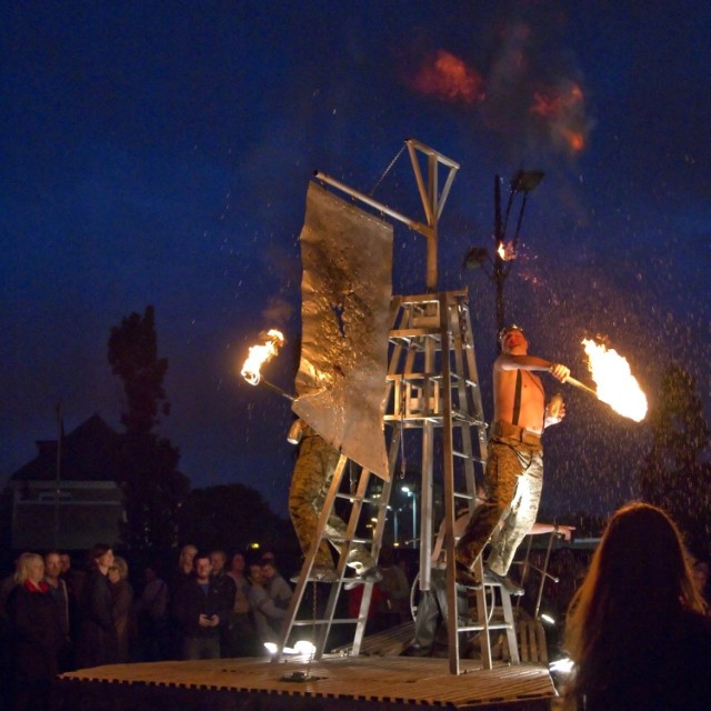 Niesamowite, niepowtarzalne przedstawienia Teatru Ósmego Dnia zatytułowane „Arka” zainauguruje w piątek, 10 lipca, o godzinie 21, Przegląd Teatrów Ulicznych „Ulica Teatralna” w Radomiu.