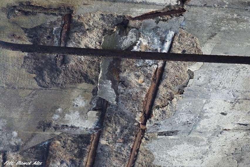 Uwaga, niebezpieczne miejsce! Pod wiaduktem na ul. Bogusława IV w Stargardzie zwisa kawałek betonu
