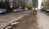 Parkują gdzie popadnie przed przychodnią w Koszalinie. Po trawniku nie ma już śladu 