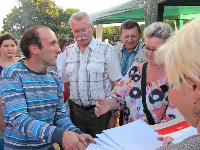 Eligiusz Uchnast (w środku) podczas imprezy w Jaroszowie zorganizowanej dla dzieci przez Stowarzyszenie Absolwentów Zespołu Szkół w Żarkach i Stowarzyszenie "Cudowne Dzieci"