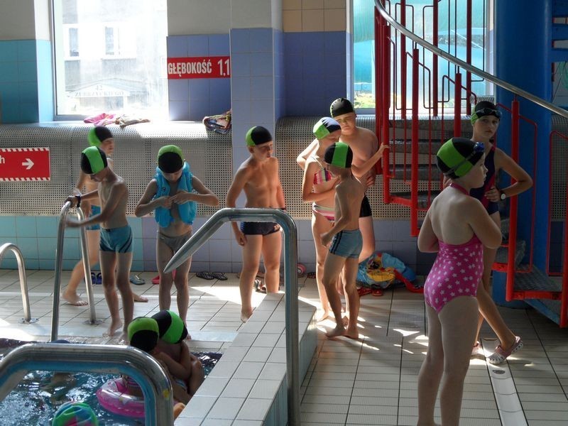 zajęcia na basenie organizowane przez CKŚ