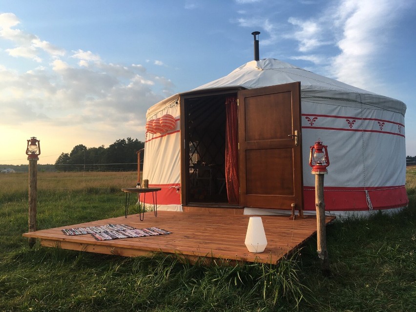 Jurta położona jest na skraju naszej łąki, nad małą rzeczką...