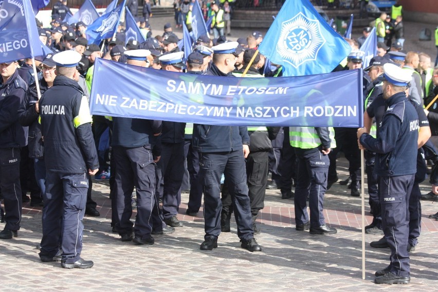 Protest policjantów w Warszawie [ZDJĘCIA]. Ponad 30 tys. mundurowych na manifestacji! Są też z woj. śląskiego [2.10.2018]