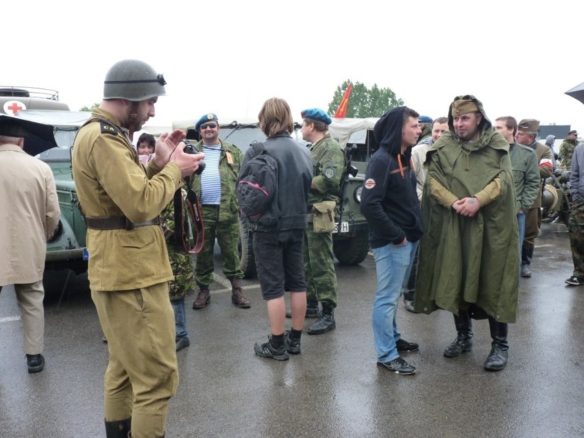 Zlot Pojazdów Militarnych Wapienniki 2012: Parada i pokaz w Radomsku [ZDJĘCIA+FILM]