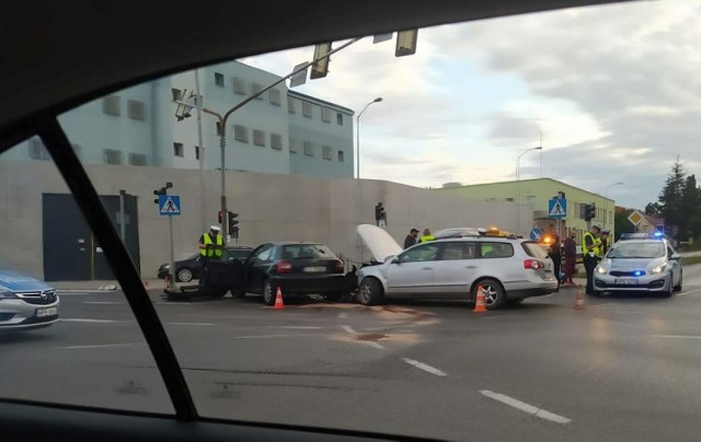 W środę, 18 sierpnia przed godz. 18.30 doszło do groźnej kolizji trzech aut na skrzyżowaniu ulic Łużyckiej, Dąbrówki i Długiej.

Ford, audi i volkswagen zostały mocno rozbite. – Wygląda to na poważny wypadek – relacjonowali nam Czytelnicy. – Na szczęście, to tylko kolizja – informują zielonogórscy strażacy. 

Czytaj także: Korytarz życia na drodze. Jak go utworzyć? Wystarczy przestrzegać kilku zasad!

Wideo: Jak się zachować, kiedy jesteśmy świadkami wypadku?

źródło: Dzień Dobry TVN/x-news