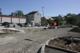 Przebudowa ulicy Limanowskiego w Legnicy, trwa rozbudowa parkingu, zdjęcia