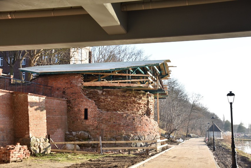 Malbork. Baszta nad Nogatem jest zabezpieczana. Dach ma być tymczasowy, by zabytek nie niszczał. Co z budowlą w przyszłości?