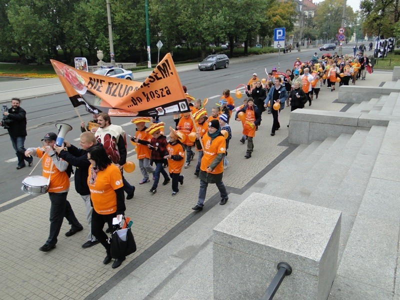 W Poznaniu protestowali przeciw marnowaniu jedzenia [ZDJĘCIA]