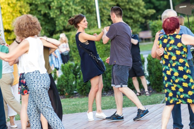 Potańcówki w Parku Fontann to niezwykła impreza dla miłośników tańca na świeżym powietrzu. Wielkie balangi odbywają się w samym centrum Podzamcza, w każdy piątek i sobotę wakacji.