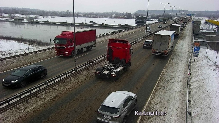 Atak zimy w Małopolsce. Fatalna sytuacja na wielu małopolskich drogach. Najlepiej jest... na Podhalu [ZDJĘCIA]