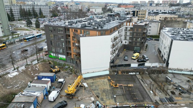 Przy ulicy Piotrkowskiej w Kielcach powstaje kolejny apartamentowiec. Prace są przy budowie podziemnej kondygnacji. W styczniu budynek wyjdzie z ziemi   

Zobacz zdjęcia