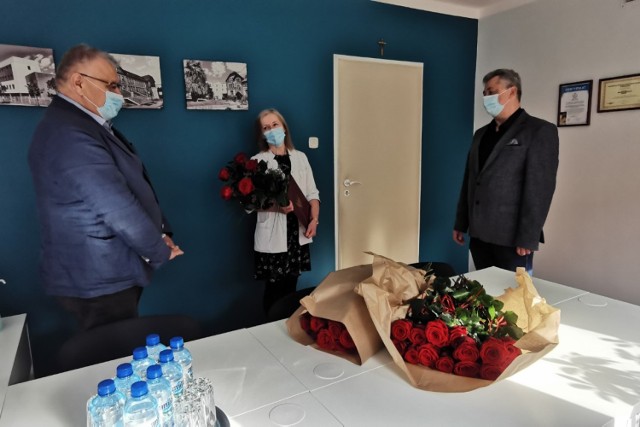 Beata Szutta, naczelna pielęgniarka w wolsztyńskim szpitalu otrzymała kwiaty z okazji Międzynarodowego Dnia Pielęgniarek i Położnych