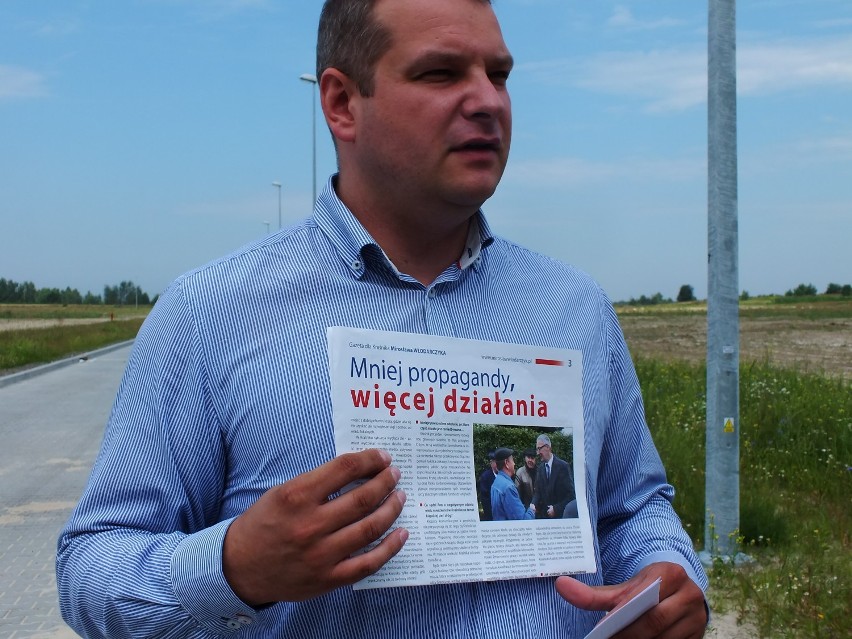 Na konferencji prasowej radny Paweł Świderski skrytykował...