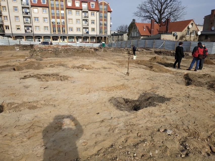 Archeolodzy przy ul. Zamkowej prowadzą badania ratunkowe...