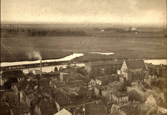 Lata 1912-1914. Po prawej kościół św. Krzyża (Klasztor Sióstr Klarysek), za nim koszary św. Michała, po lewej wylot ulicy Szewskiej