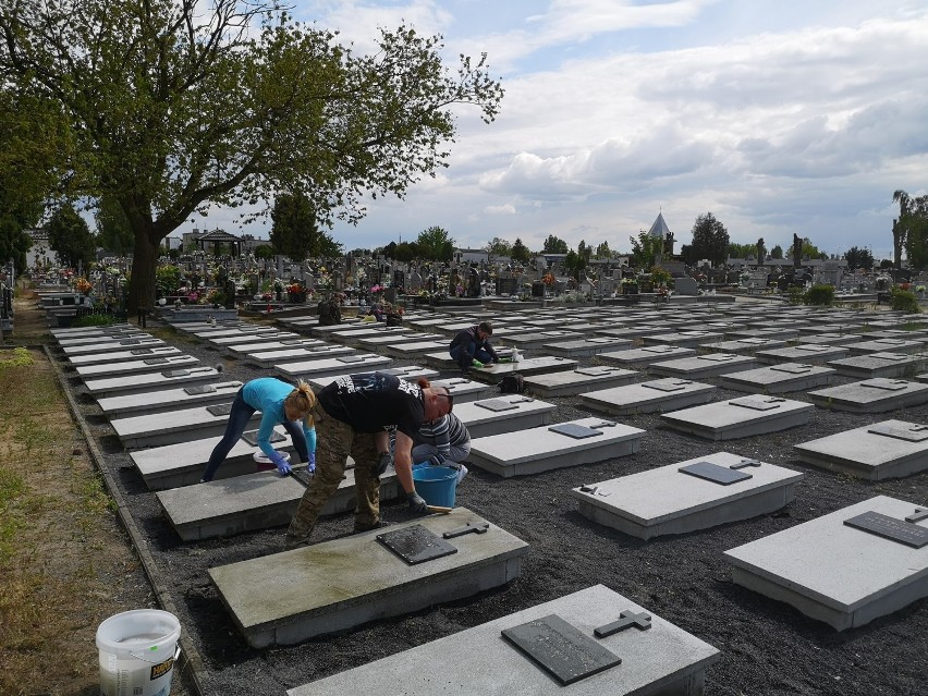 Gniezno: sprzątają groby bohaterów na 100. rocznicę Bitwy...