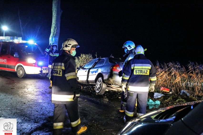 Znamy szczegóły wypadku na trasie Kobylin-Baszków. Jedna osoba w szpitalu [ZDJĘCIA]