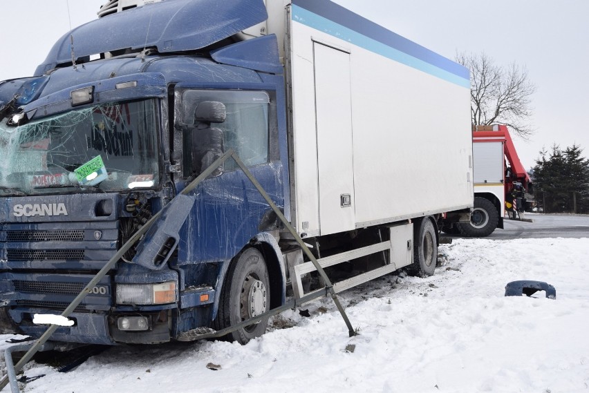 Ciężarówką skosił słup w Skierniewicach [ZDJĘCIA]