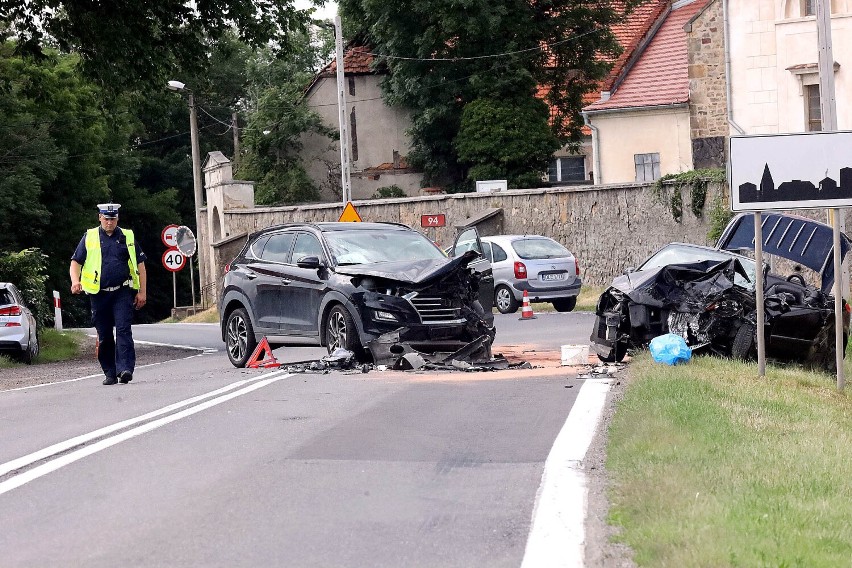 Pilne! Śmiertelny wypadek na DK 94 w Studnicy między Legnicą a Chojnowem. Czołowo zderzyły się dwa samochody, droga jest zablokowana