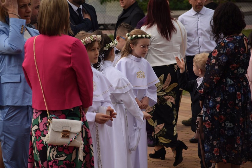 Dzieci z parafii pw. bł. Michała Kozala w Śremie przystąpiły do Pierwszej Komunii Świętej [zdjęcia]