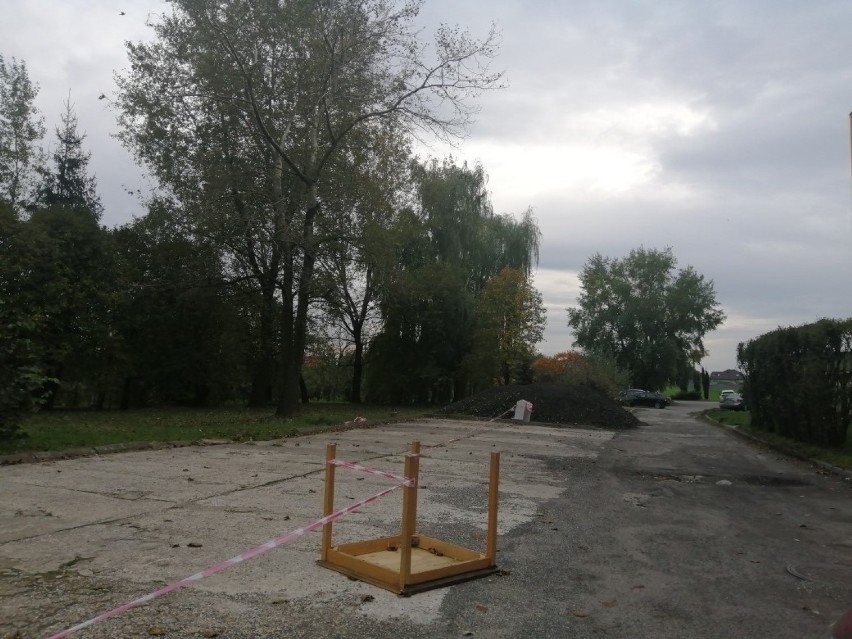 Będzie remont fatalnej drogi dojazdowej do stacji dializ w Sandomierzu. Ostateczna decyzja w rękach radnych powiatowych [ZDJĘCIA]