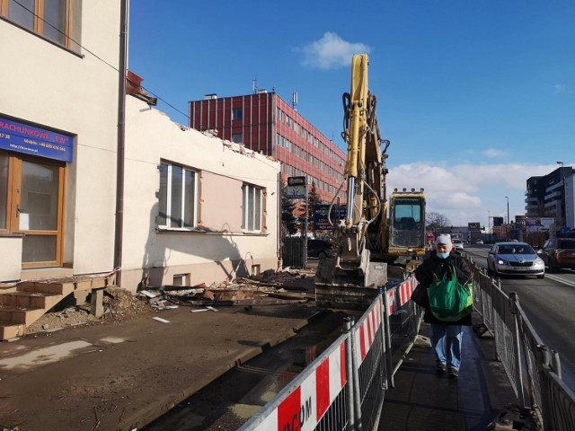 Trwa rozbudowa al. 29 Listopada w Krakowie. W ramach inwestycji zostały ostatnie wyburzenia. Niedługo rozpoczną się zasadnicze prace związane z budową nowej drogi.