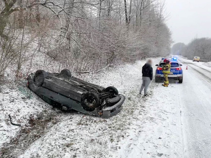 Na DK 28 w Prałkowcach pod Przemyślem kierowca BMW dachował poza drogą [ZDJĘCIA]