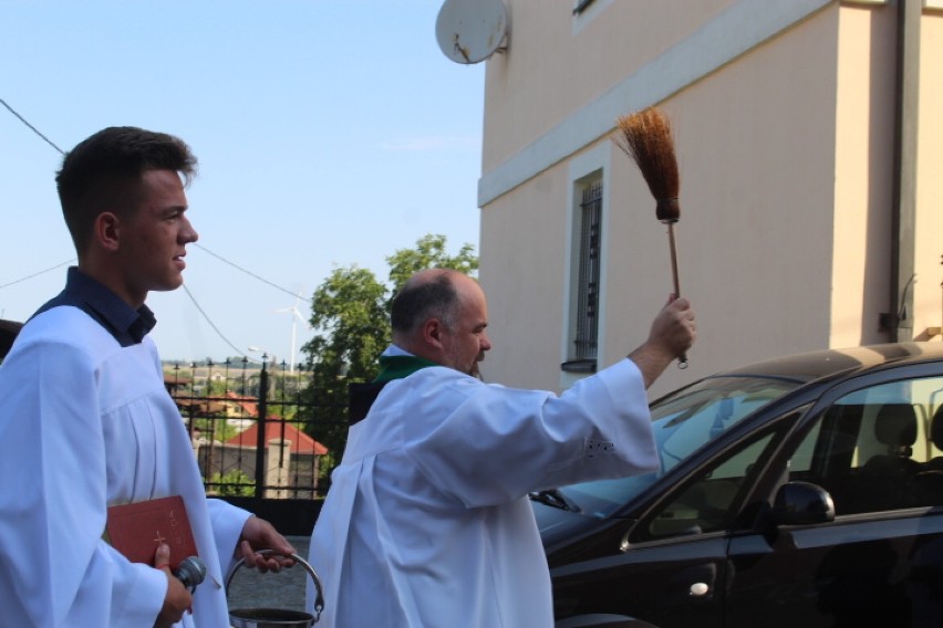 Radziejów. Poświęcenie pojazdów na św. Krzysztofa w sanktuarium MBNP u ojców franciszkanów w Radziejowie [zdjęcia]