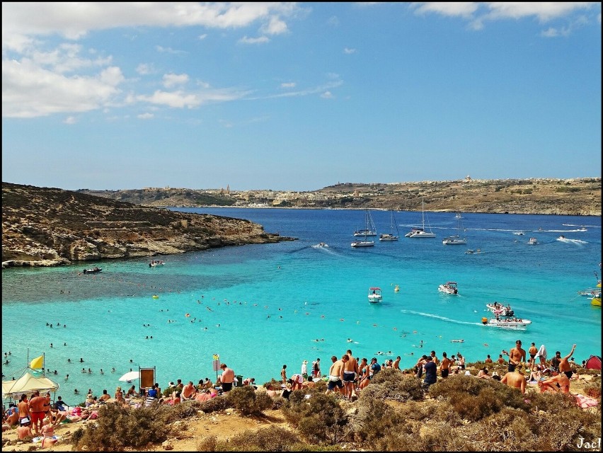 Wysepka Comino między Maltą a Gozo nie ma stałych...