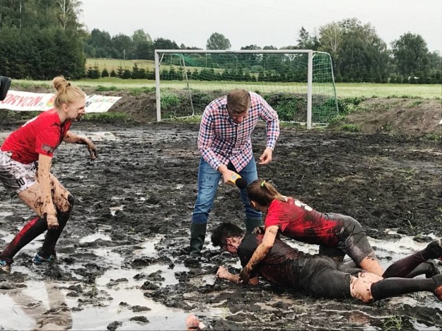 Nawet Filip Chajzer kopał błotną piłkę. Kolejna liga Swampions Soccer League w Korycinie przed nami