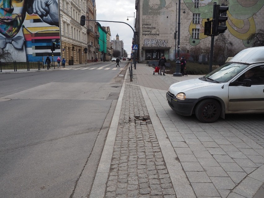 Dziura i spękania w wyremontowanej rok temu ulicy Sienkiewicza. Co dzieje się z asfaltem? ZDJĘCIA