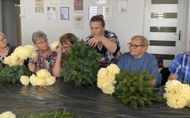 Pod okiem florystki Wioletty Iwaniuk z Siedliszcza seniorzy tworzyli stroiki na groby.