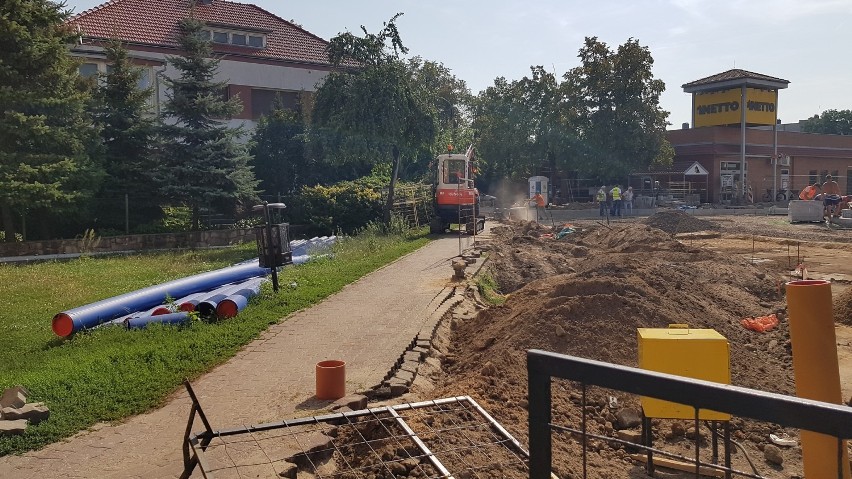 Utrudnienia dla pieszych na Lipowej, zaczęła się budowa chodnika po jednej ze stron