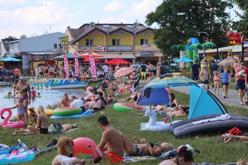 Pogoda w weekend dopisała. Tłumy plażowiczów nad Jeziorem Białym. Zobacz zdjęcia