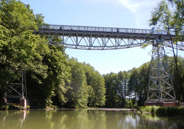 Most kolei wąskotorowej nad Brdą w Koronowie to najwyższa tego typu konstrukcja w Europie - wznosi się 18 metrów ponad nurtem Brdy, a jej całkowita długość wynosi 120 m. Powstała w roku 1895. Linia kolejowa została ostatecznie zamknięta w roku 1992. Dziś most pełni rolę kładki dla pieszych i rowerzystów (prowadzi tędy droga rowerowa Bydgoszcz – Koronowo)