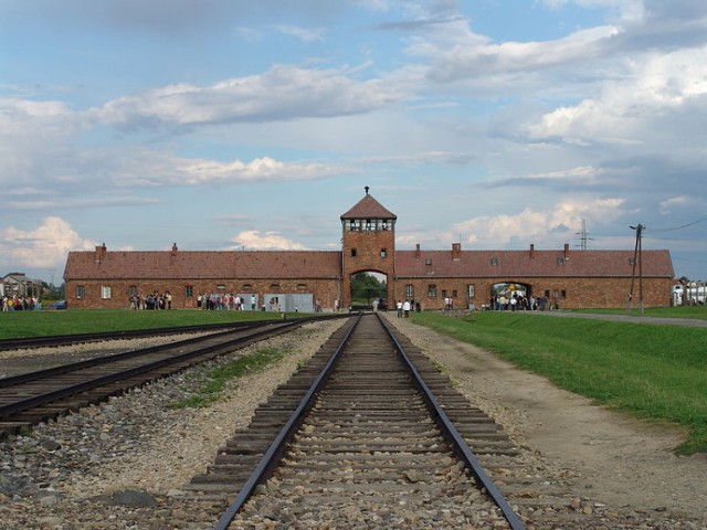 Wartownia i brama gł&oacute;wna Auschwitz II (Birkenau)