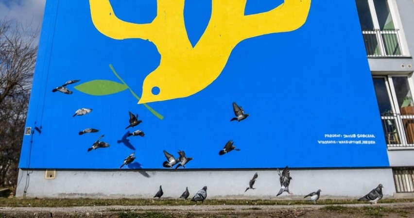 Mural przedstawiający gołębia pokoju w herbie Ukrainy na...