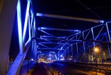 Wiadukt przy Galerii Bałtyckiej podświetlony na niebiesko. To gest wsparcia dla diabetyków z okazji Światowego Dnia Cukrzycy