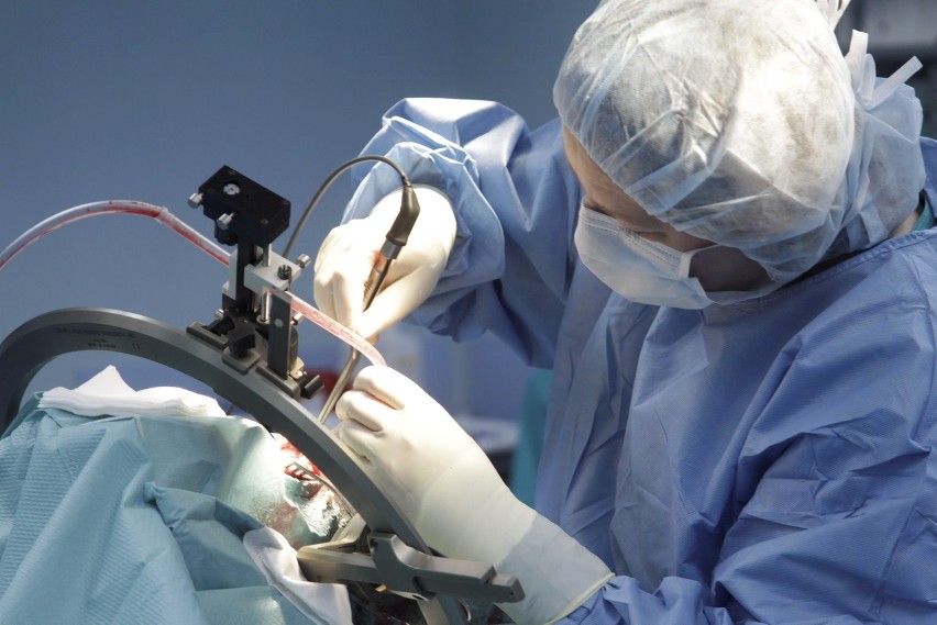 Lubelscy lekarze wszczepili pacjentowi elektrody do mózgu
