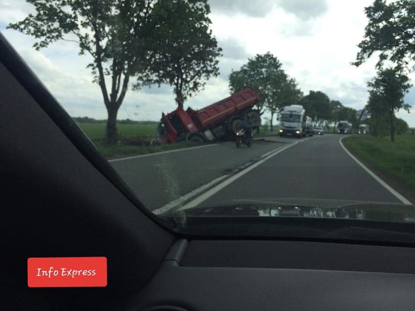 Ciężarówka w rowie przy DK 46 w Pawonkowie 20.05.2019.