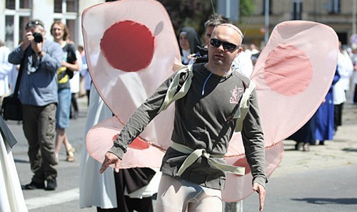 Paweł Hajncel w kremowych rajstopach, różowych skrzydłach i z przyczepionymi czułkami biegał pomiędzy uczestnikami procesji Bożego Ciała