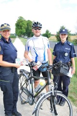 Kościańscy policjanci upominali rowerzystów podczas specjalnej akcji prewencyjnej