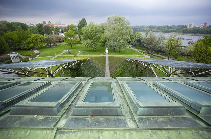 Ogrody na dachu Biblioteki Uniwersyteckiej już otwarte. Zielona wyspa szesnaście metrów nad ziemią