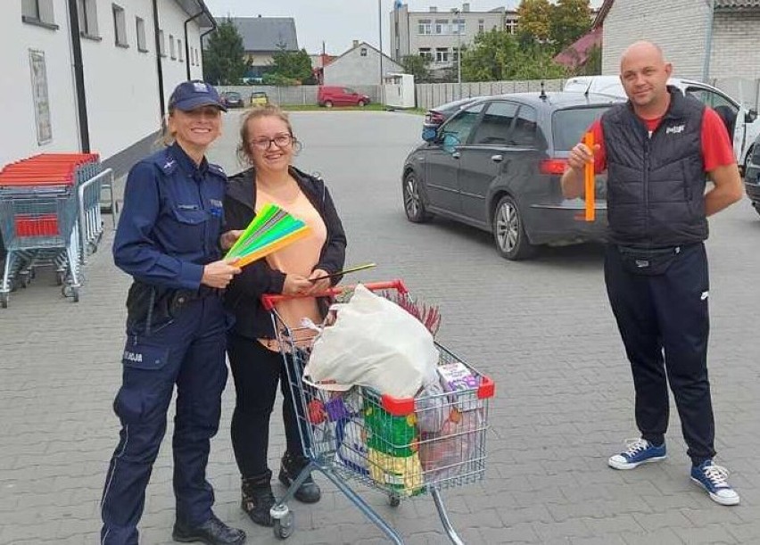 Policyjna akcja „Świeć przykładem” w Wartkowicach. Odblaski dla mieszkańców ZDJĘCIA