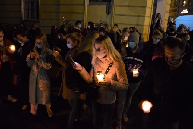 Inowrocławianie wyszli na Rynek, by protestować przeciw decyzji Trybunału Konstytucyjnego w sprawie przepisów dotyczących aborcji embriopatologicznej