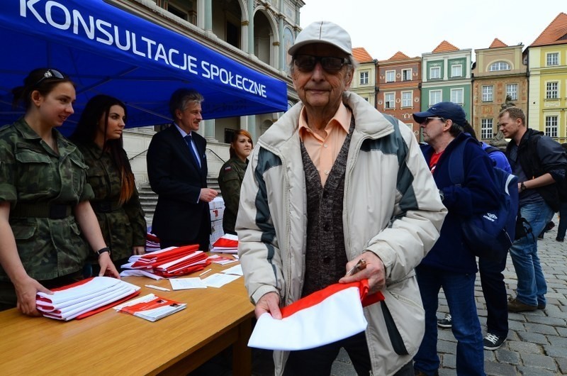 Poznań: Prezydent Grobelny rozdawał flagi na Starym Rynku [ZDJĘCIA,WIDEO]