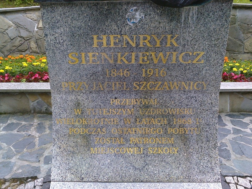 Inskrypcja na pomniku Sienkiewicza przy ulicy Zdrojowej w...